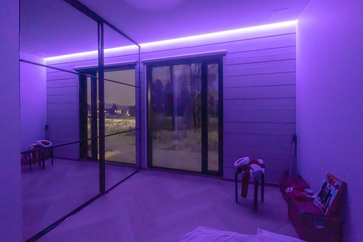 Sytě fialová atmosféra v dětském pokoji s nepřímým RGB led páskem na stropě/stěně
